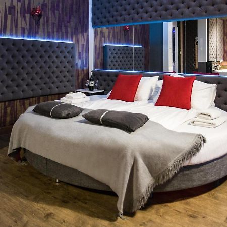 Yourplace Romantic Apartment With Private Patio คราคูฟ ภายนอก รูปภาพ