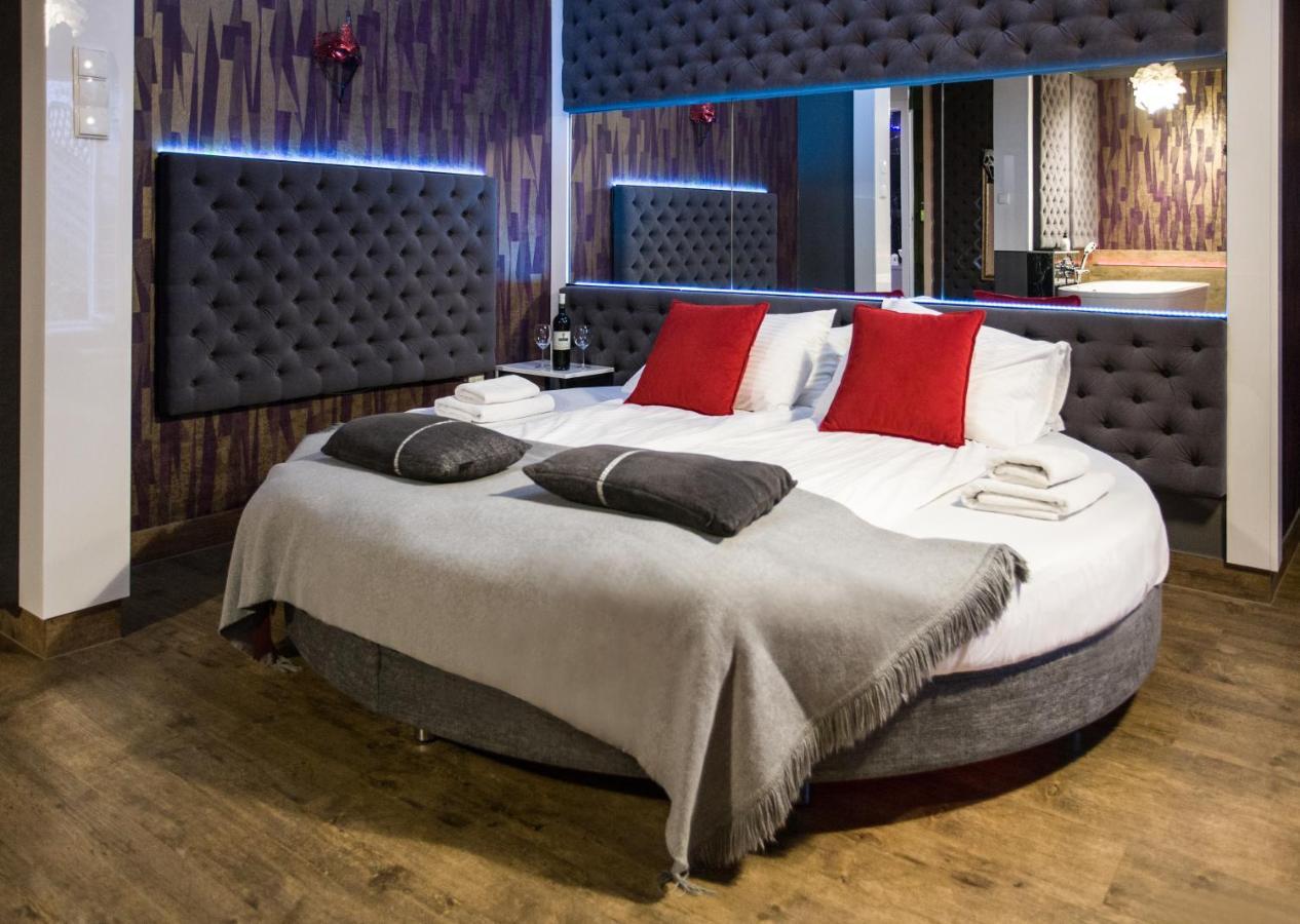 Yourplace Romantic Apartment With Private Patio คราคูฟ ภายนอก รูปภาพ